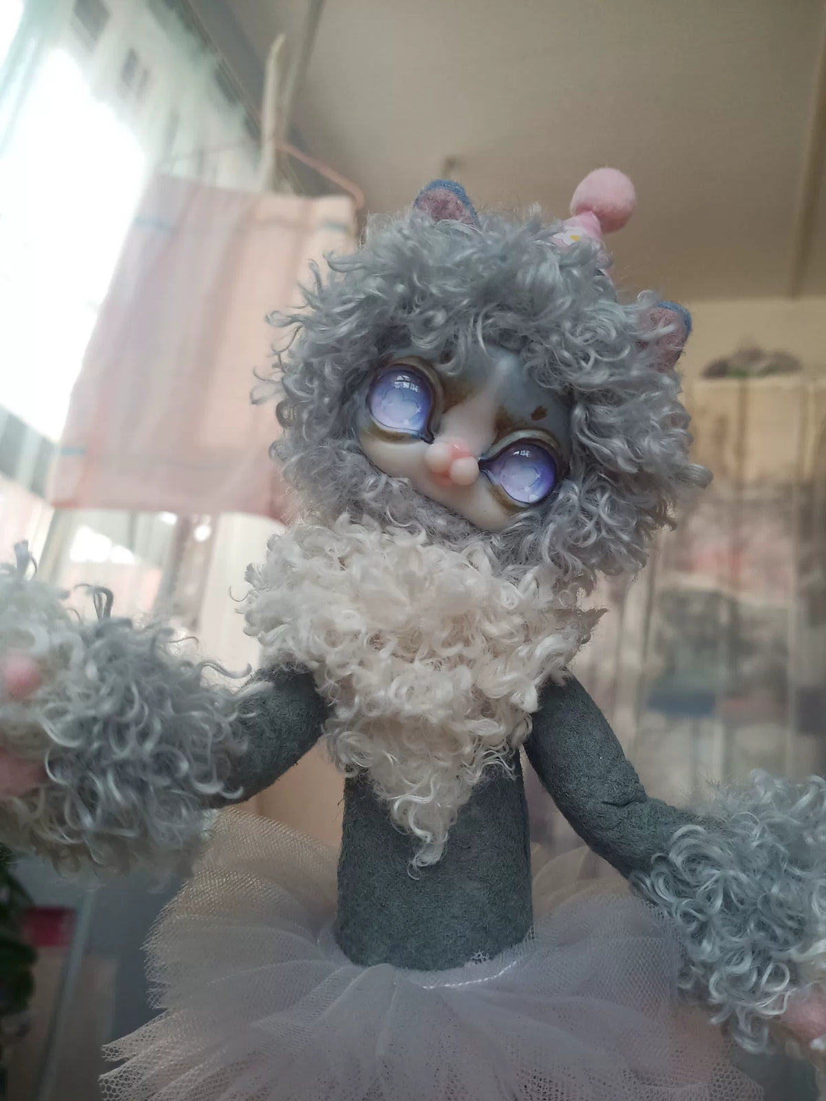 Muñeco de gato Devon Rex con pelaje rizado gris