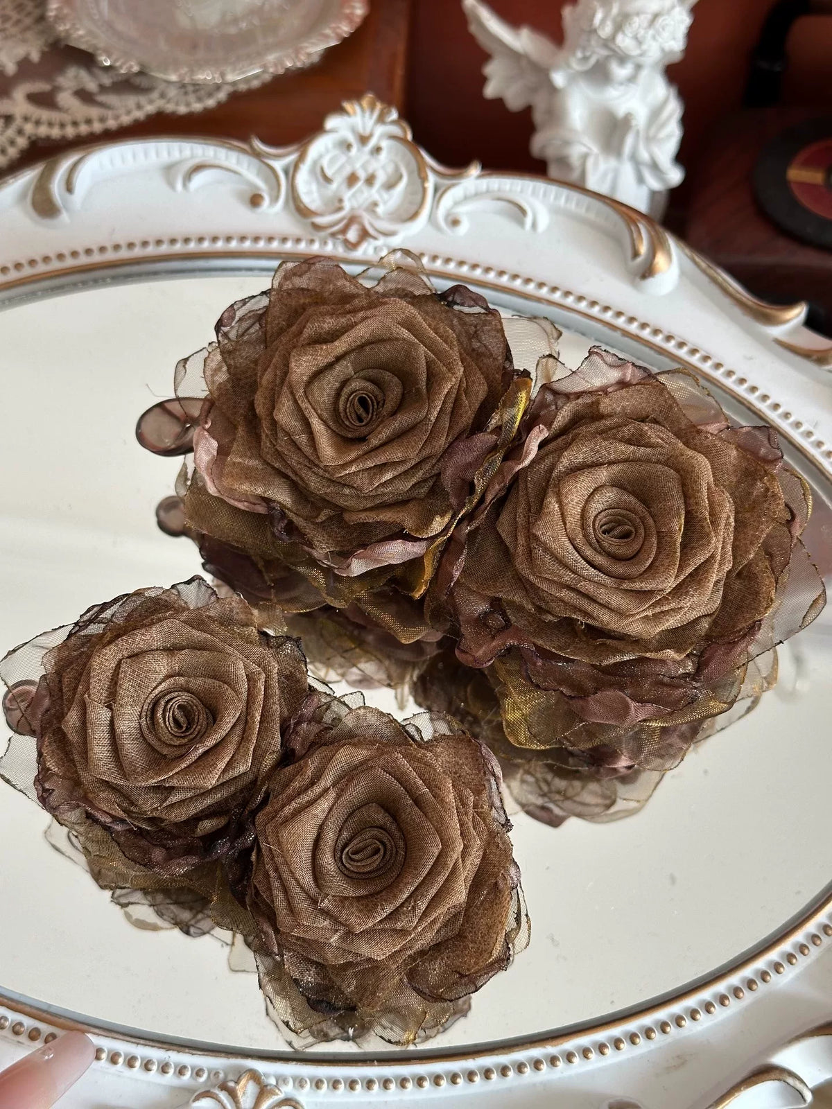 Molletta a banana con rosa in tessuto fatta a mano