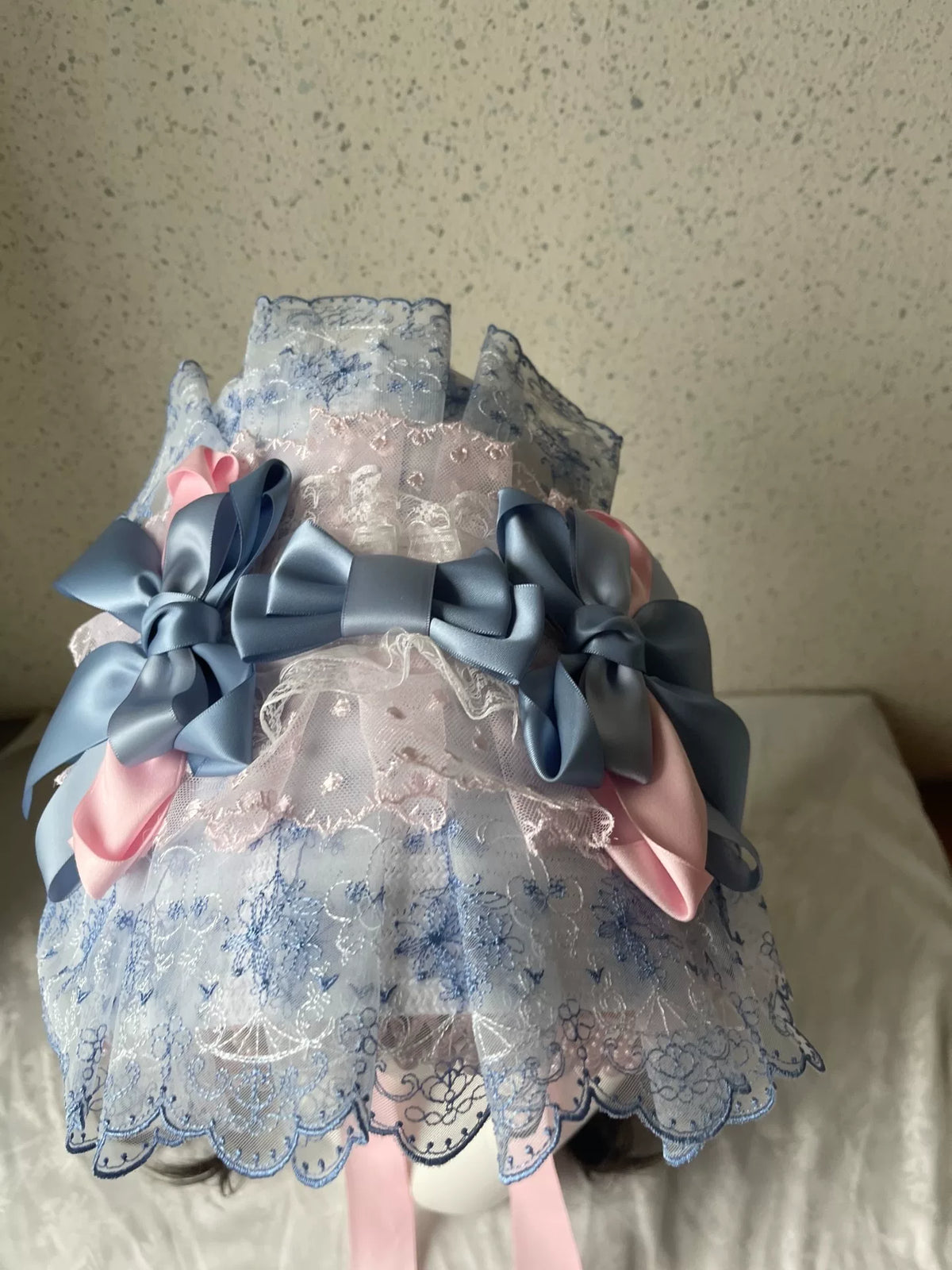 Berretto piatto Lolita in pizzo rosa e blu