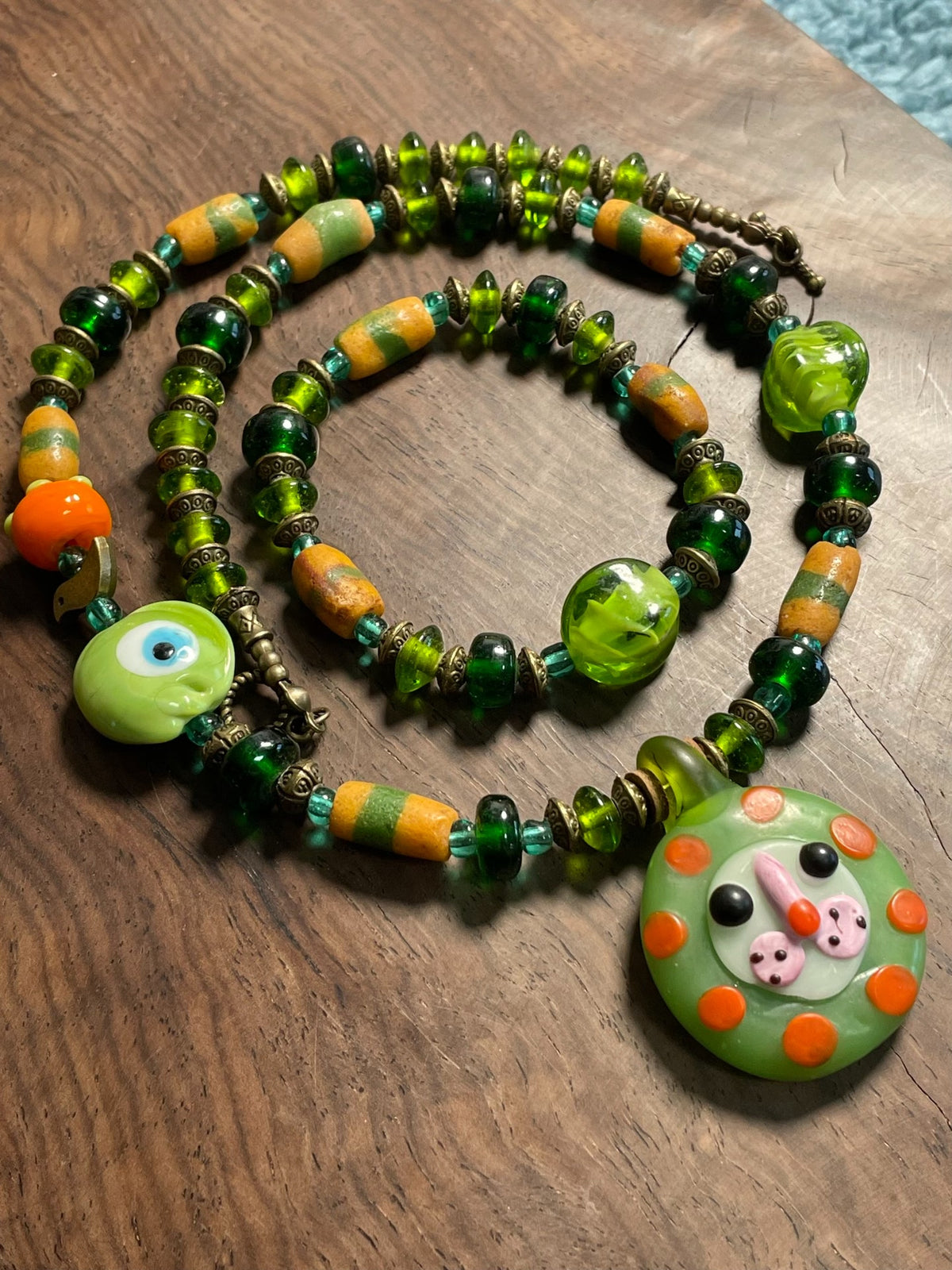 Conjunto de collar con colgante de león de vidrio fenicio