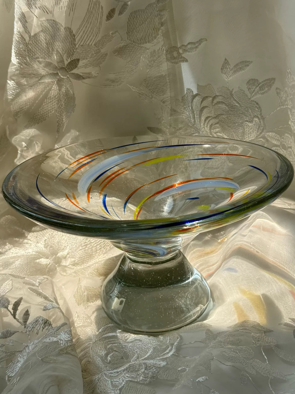 Vintage fruktskål i glas med spiralmönster