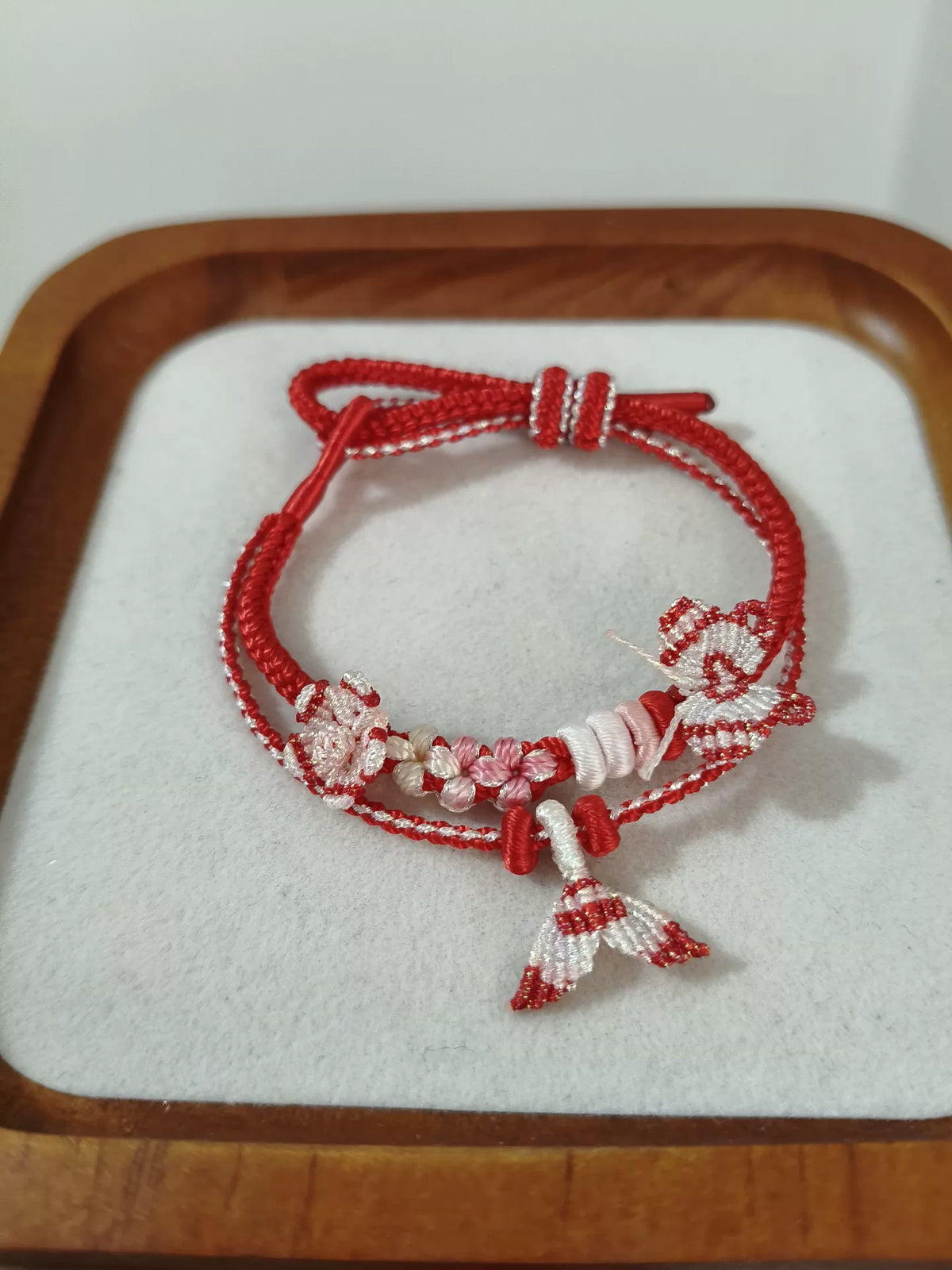 Handgefertigtes rotes Kord-Neujahr-Schmetterling-Armband