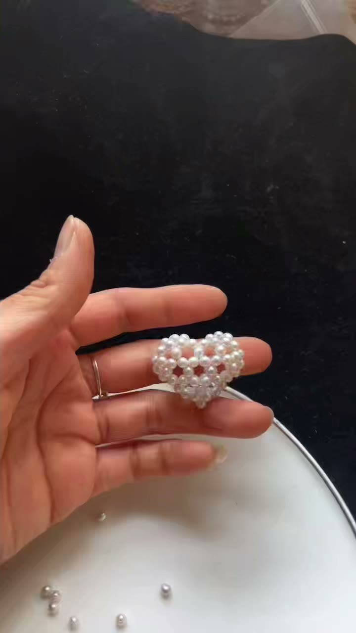 Coração Ornamentado em Pérolas Naturais Entrelaçadas Branco