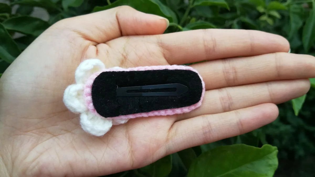 Pinza para el pelo con margarita de crochet hecha a mano