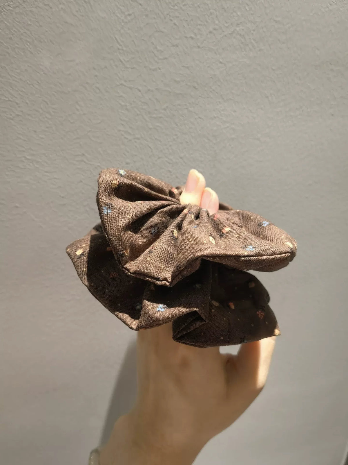 Scrunchie in cotone con fiori marroni fatto a mano