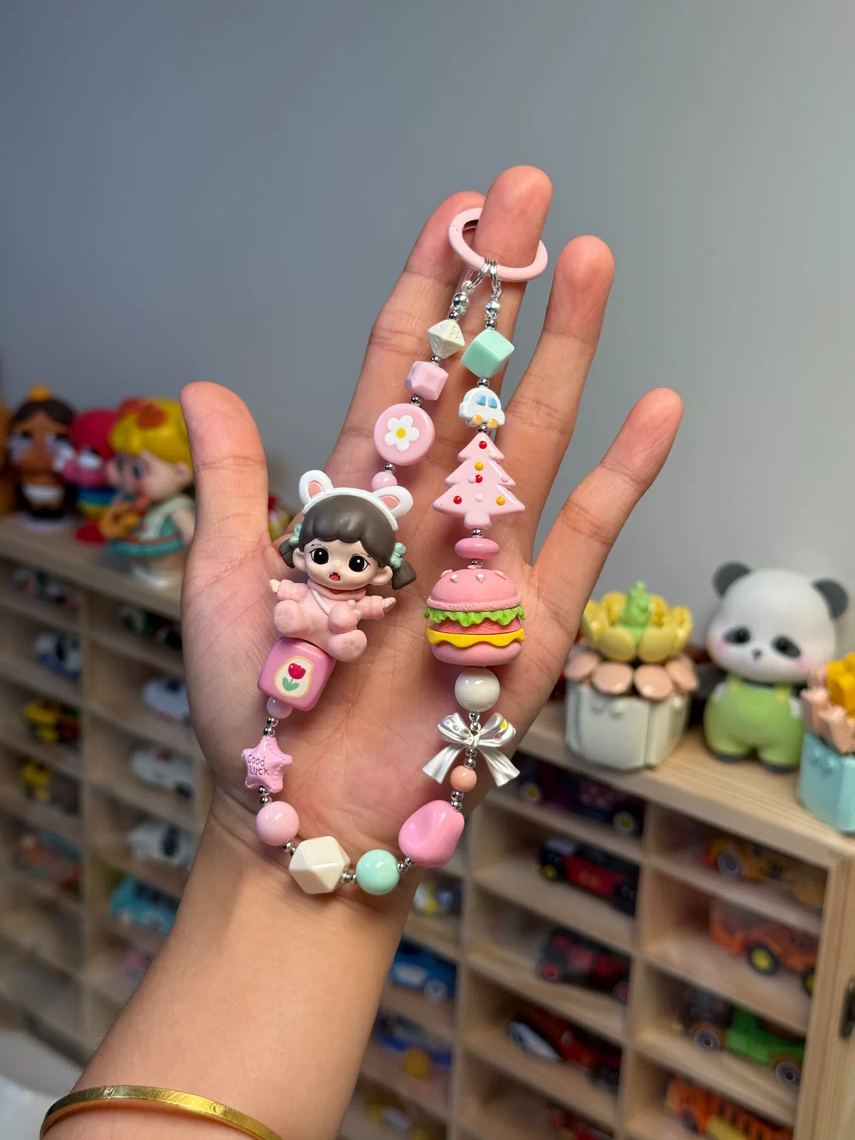 Porte-clés et dragonnette de téléphone avec poupée perlée