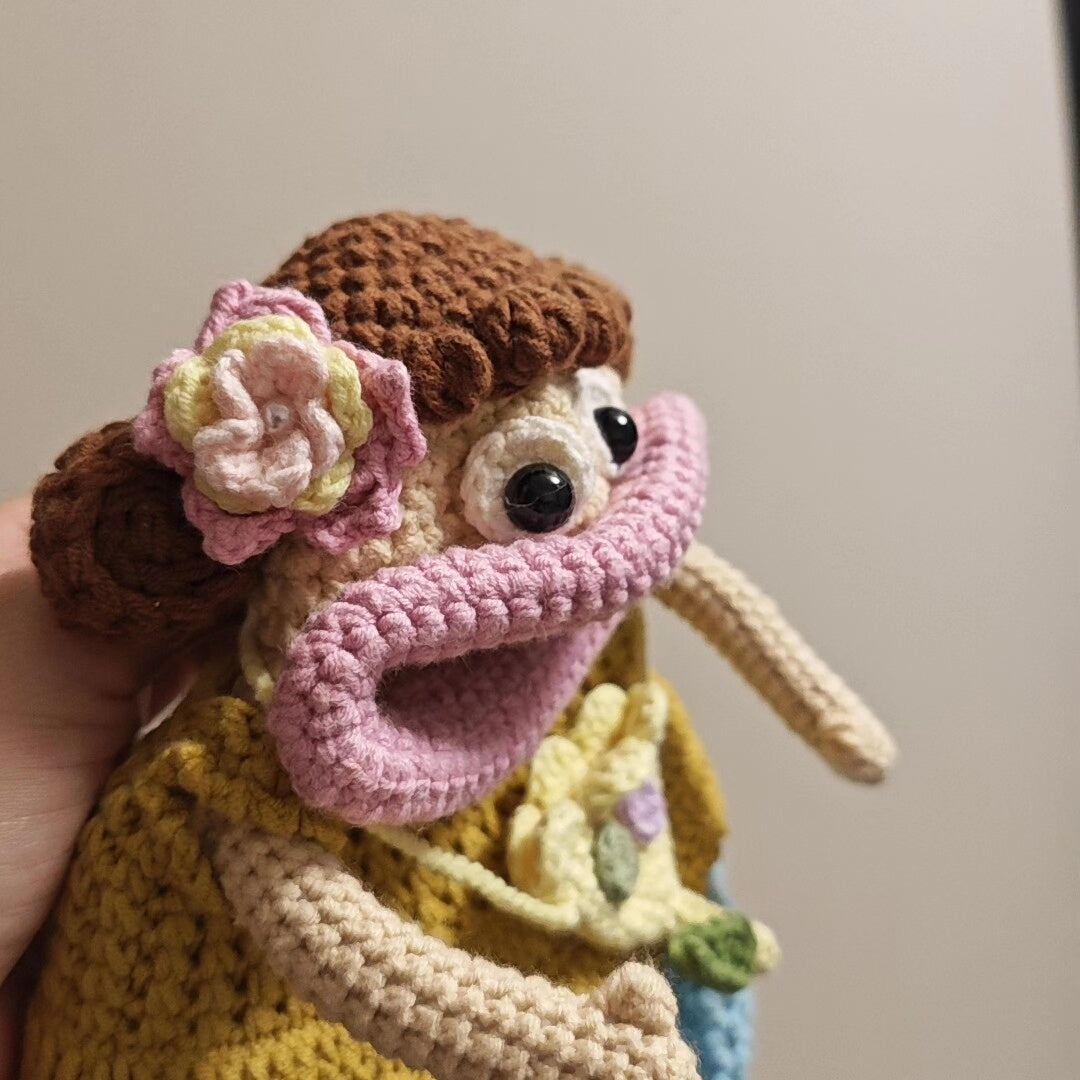 Bolso para móvil de ganchillo artesanal con forma de muñeca y boca rosa