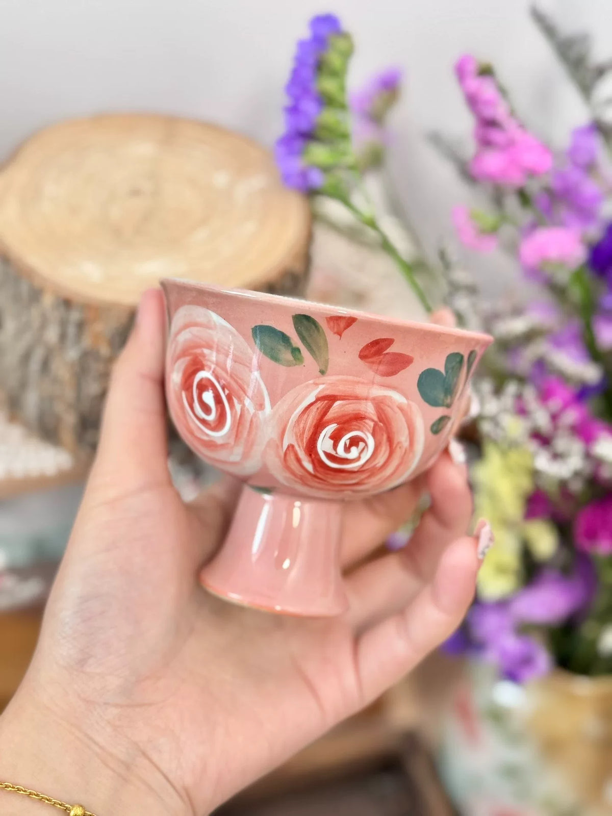 Tazza da tè con stelo in ceramica rosa dipinta a mano