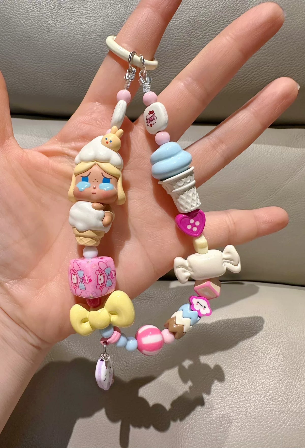 Alça de Charme com Boneca Chorosa e Gelado