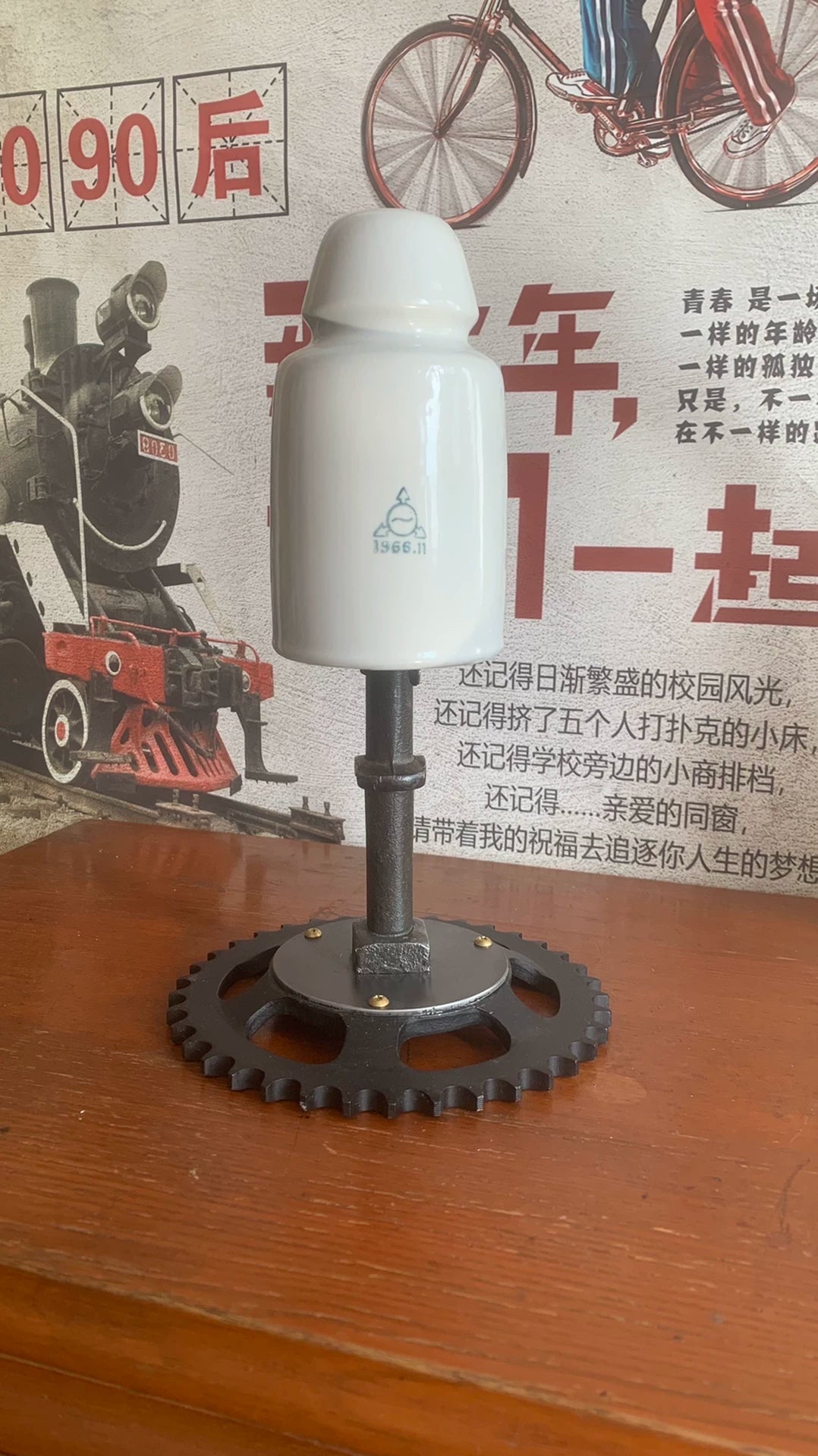 白磁器の瓜型テーブルランプ
