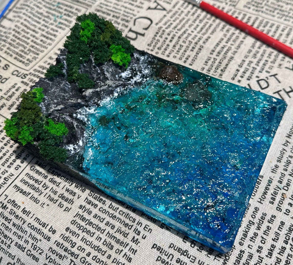 Handgefertigtes Miniatur-Diorama einer Halbinsel mit blauem Harzwasser