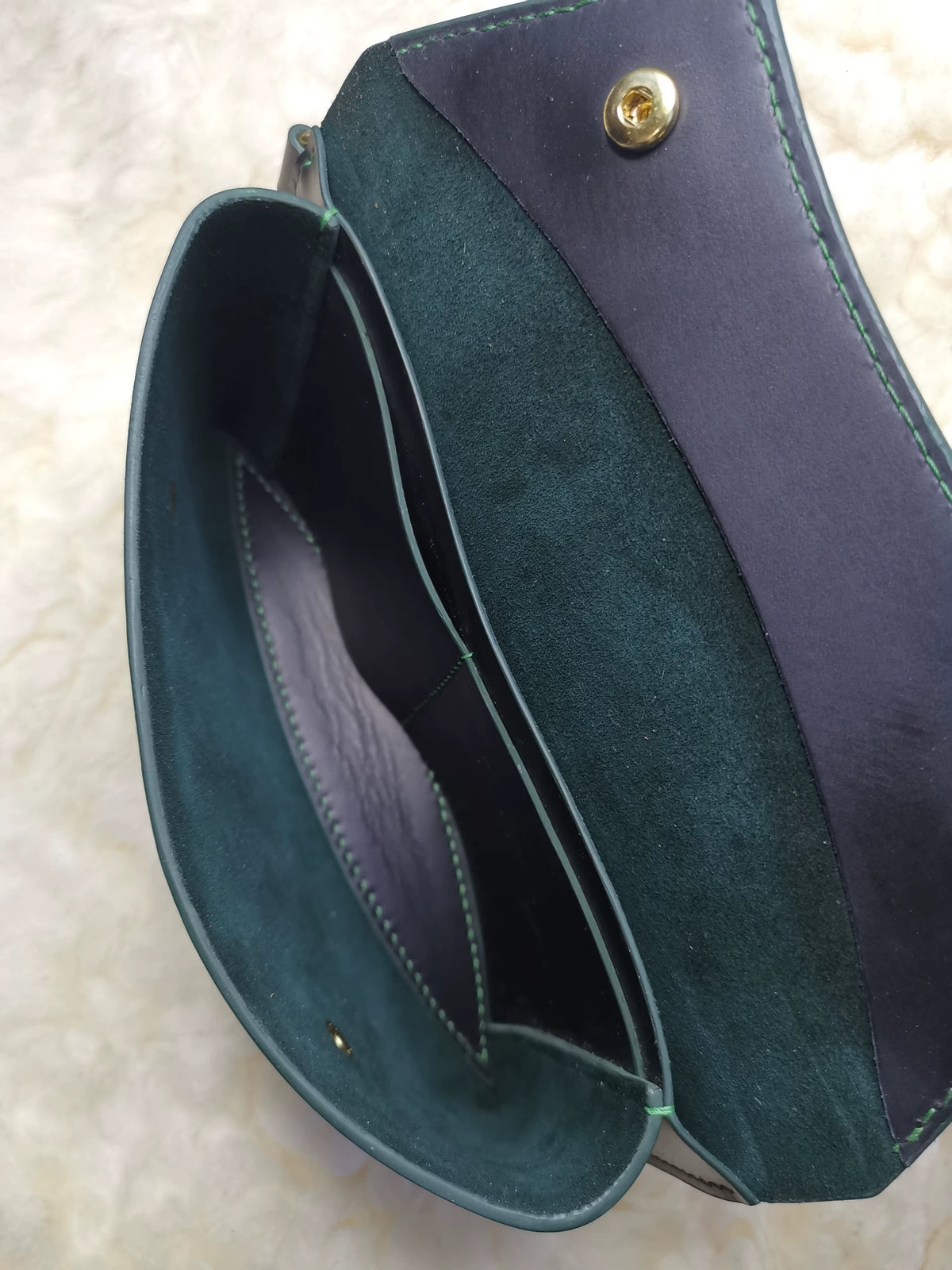 Bolso de mano y funda para móvil de cuero de grano entero cosido a mano