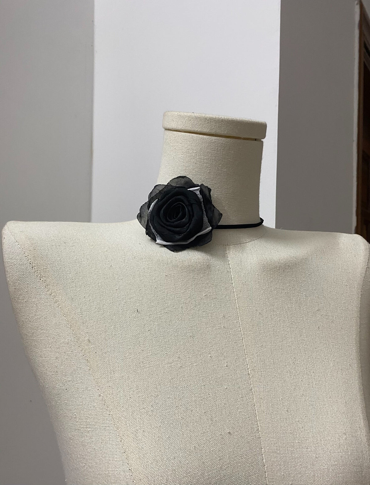 Collier-choker artisanal rose noire