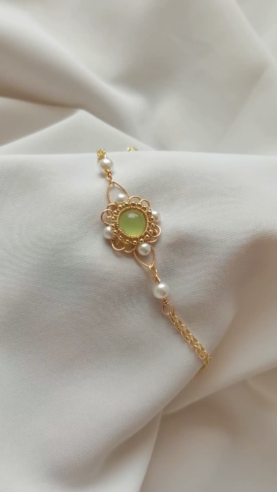 Armband med prehnit och lindad tråd, guldfärgad
