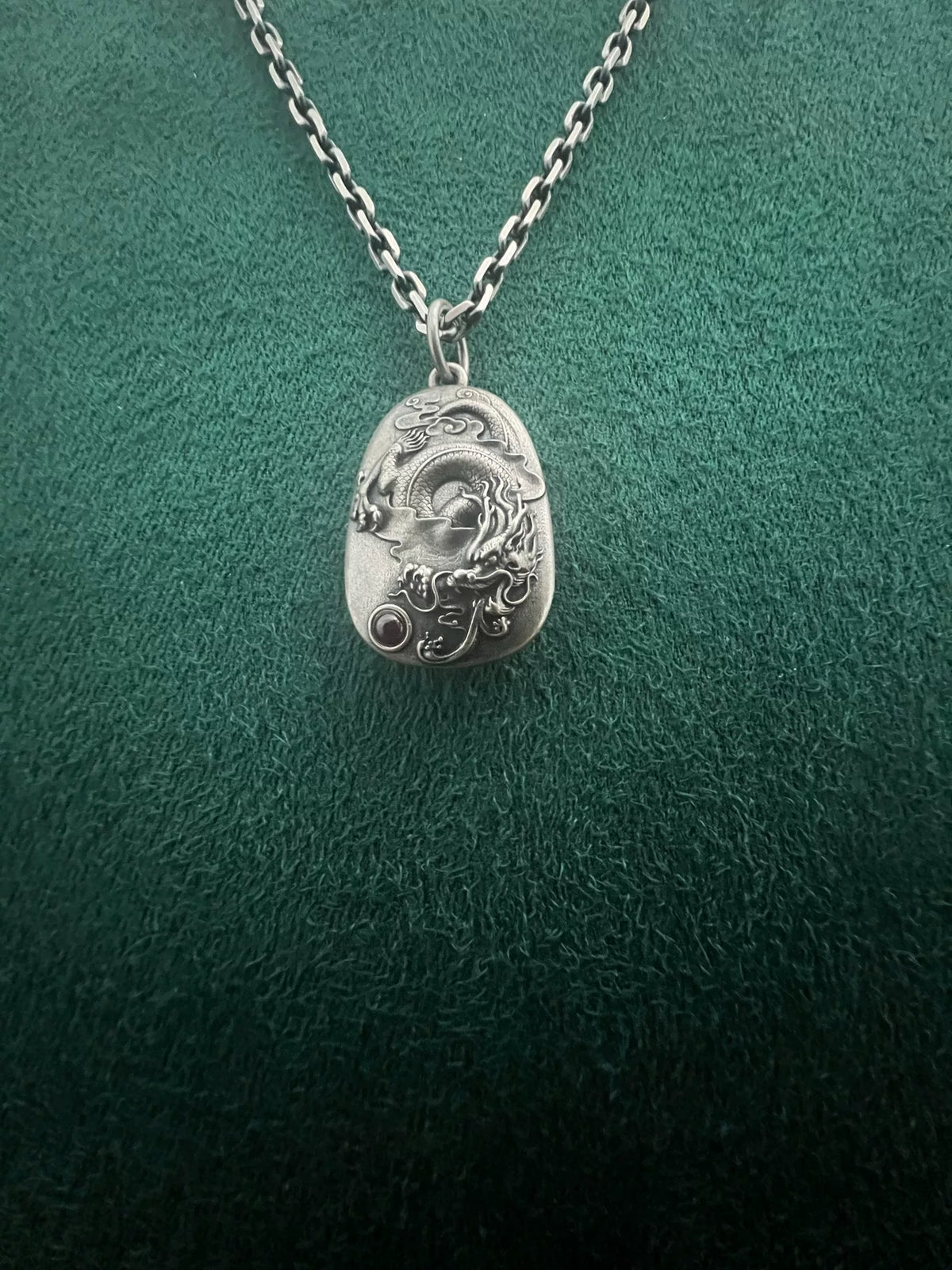 Pendent dragon argent massif et corundum rouge