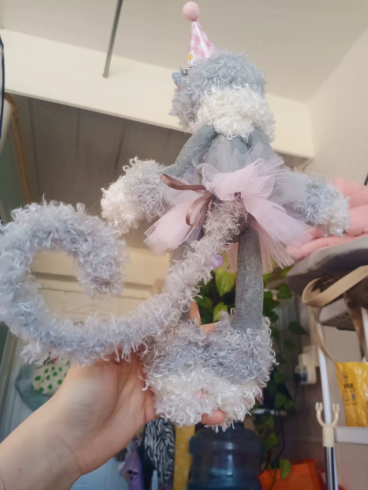 Muñeco de gato Devon Rex con pelaje rizado gris