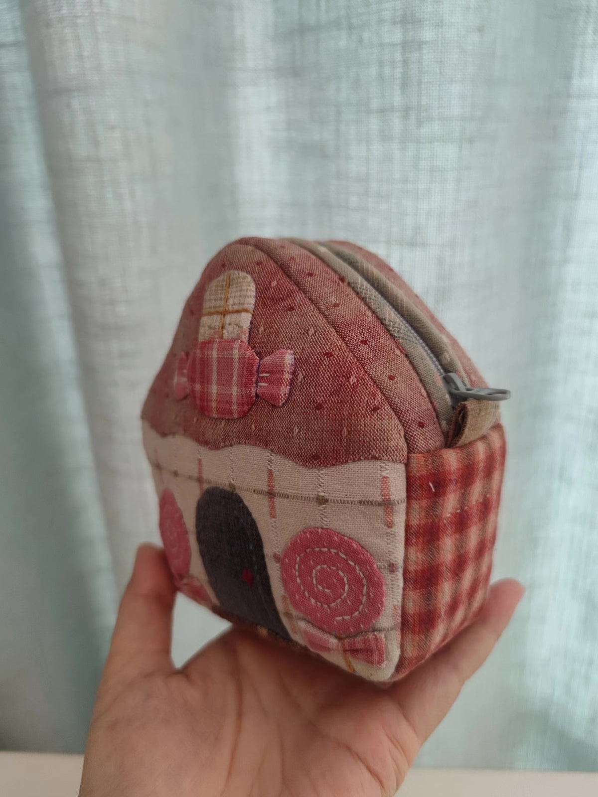 Pochette con zip artigianale in cotone a forma di casa
