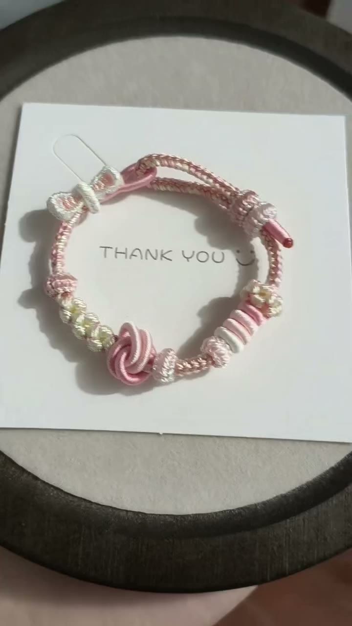 Pulseira Artesanal com Gradiente Rosa e Branco e Laço