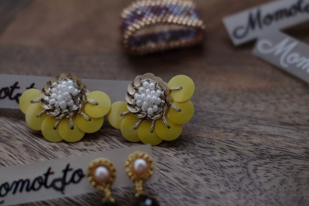 Handgefertigte Vintage-Pailletten-Gänseblümchen-Ohrringe
