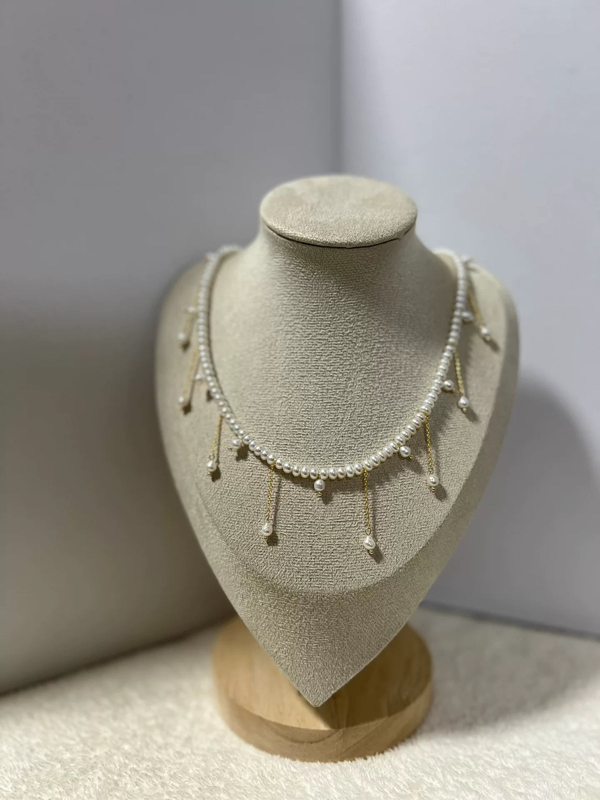 Collier aux perles d'eau douce et frange dorée