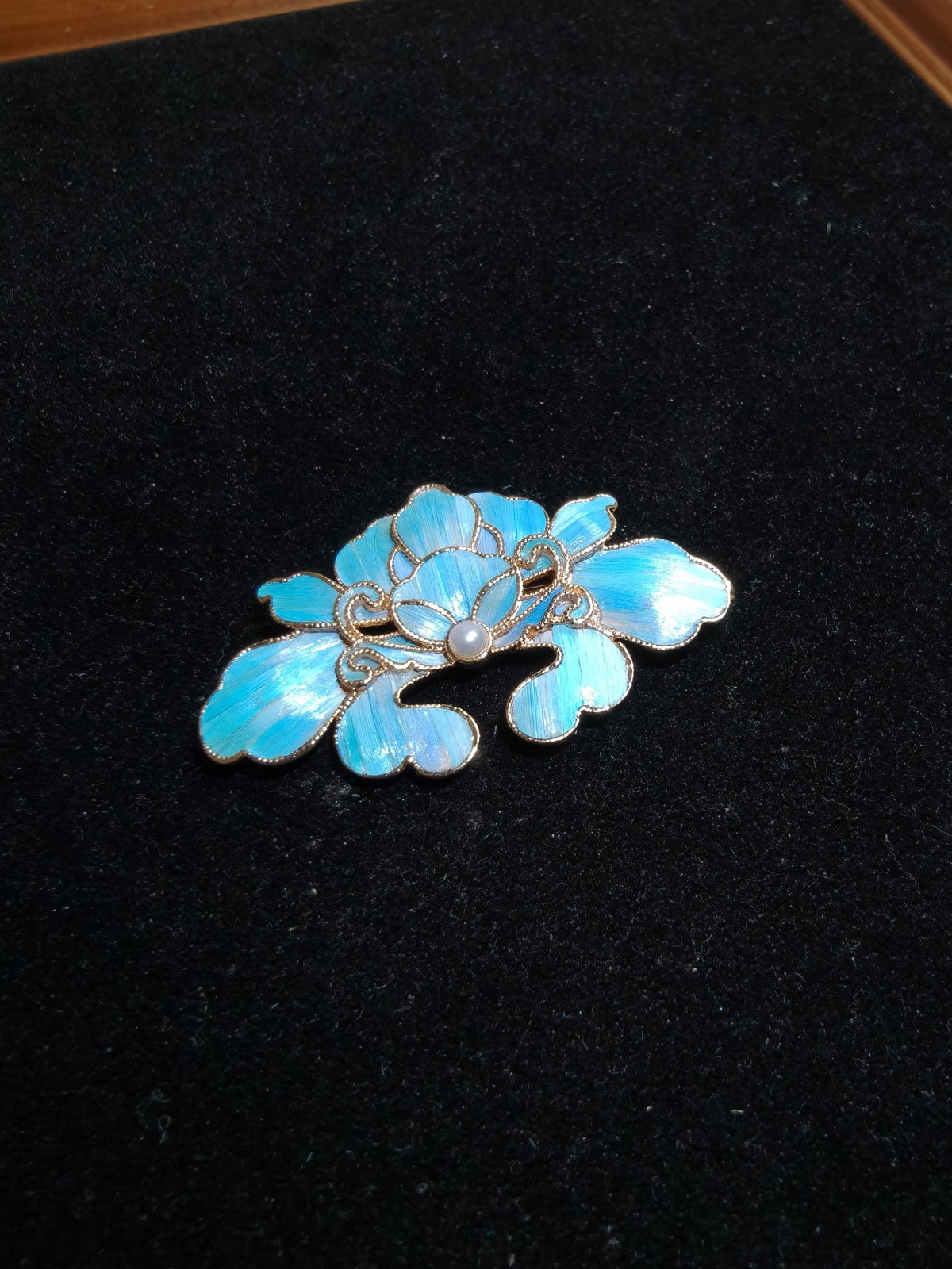 Feather Inlay Brooch with Pearl