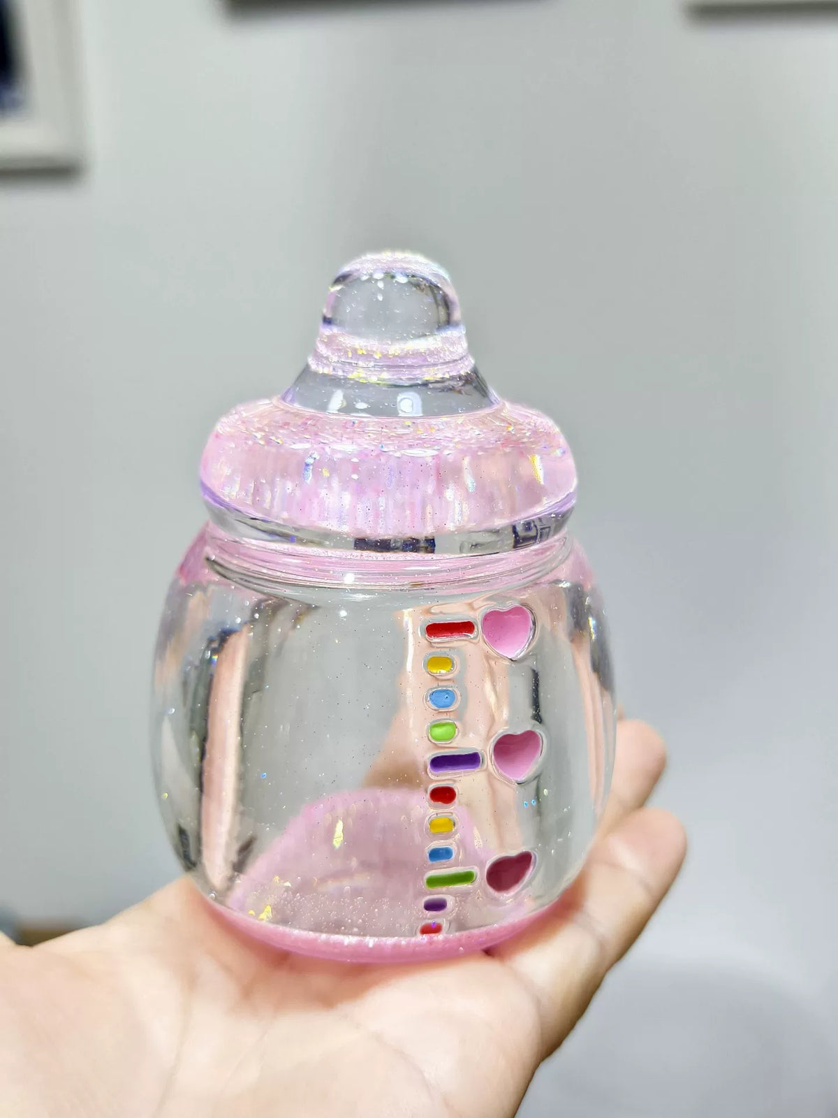 Glittriga rosa resin-nappflaskor twistburkar