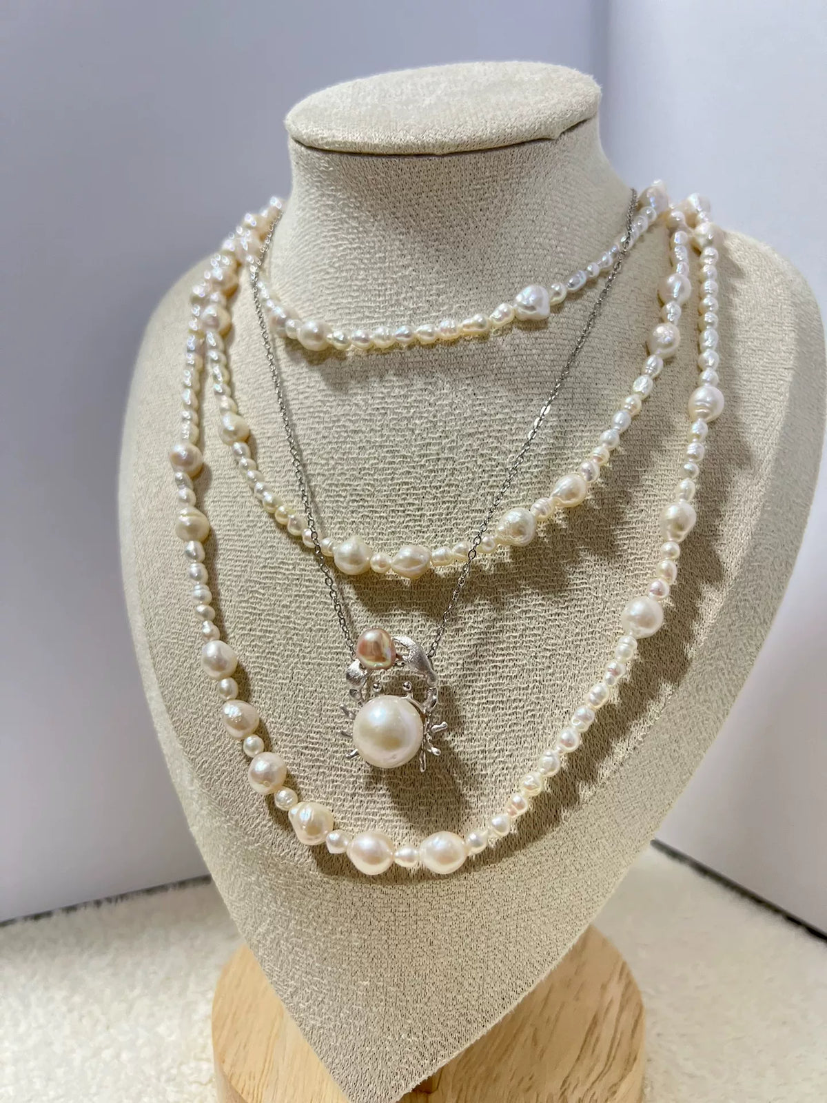 Collana con Pendente in Perle e Cornice a Raggio