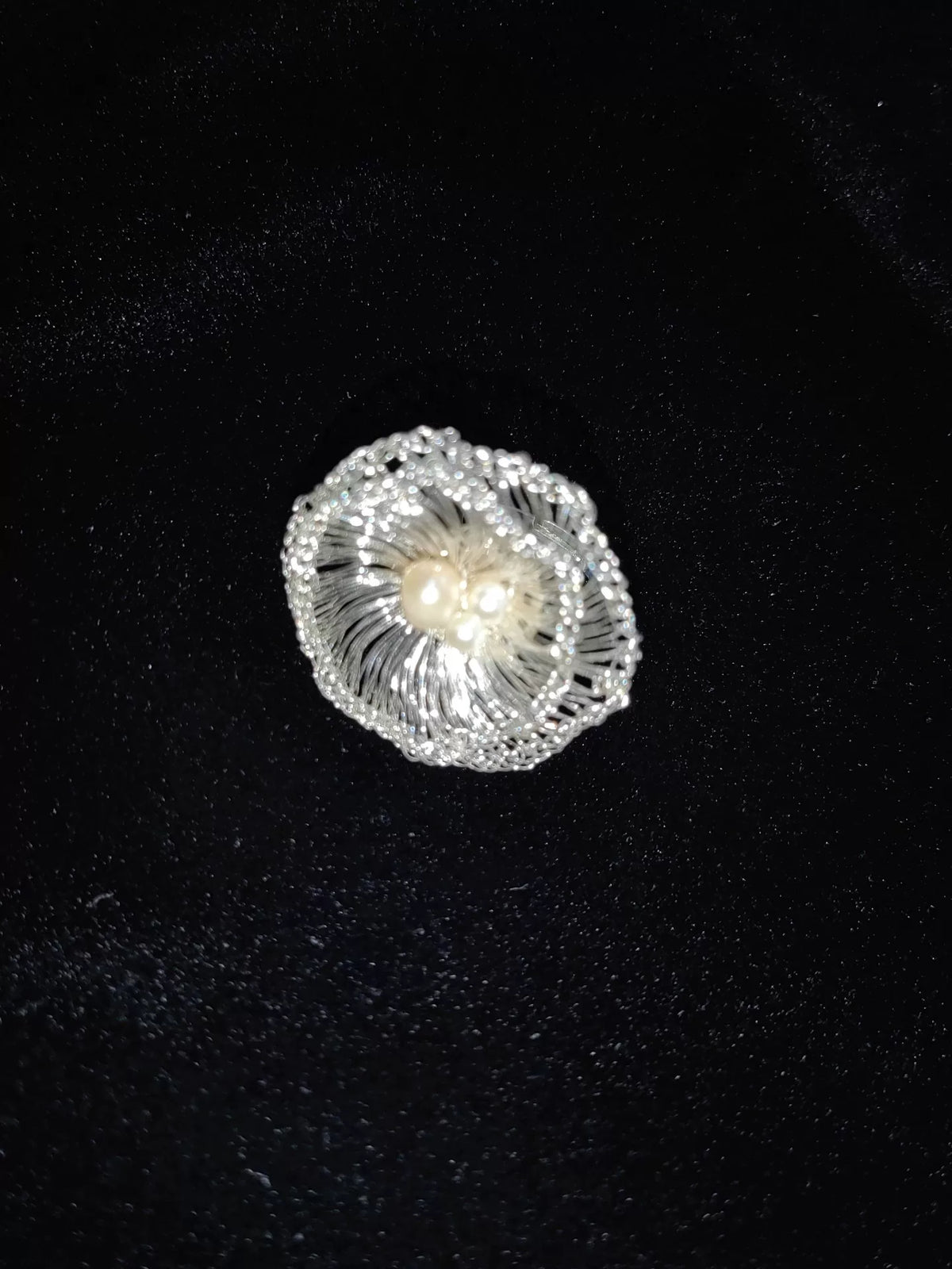 Handgjord virkad ring i silvertråd med pärlor