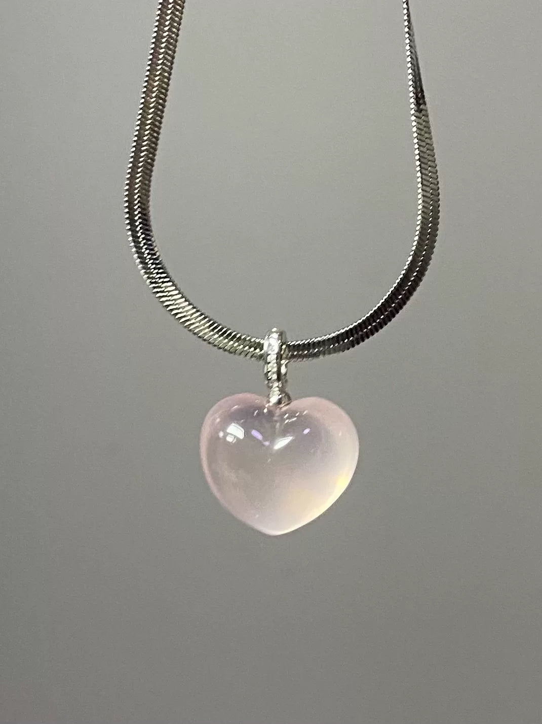 Collier pendentif cœur en cristal rose naturel