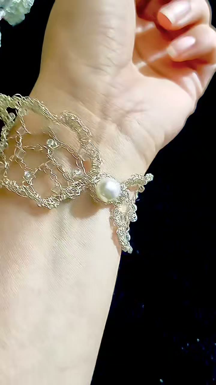 Bracelete de Renda em Fio de Metal Crochetado à Mão