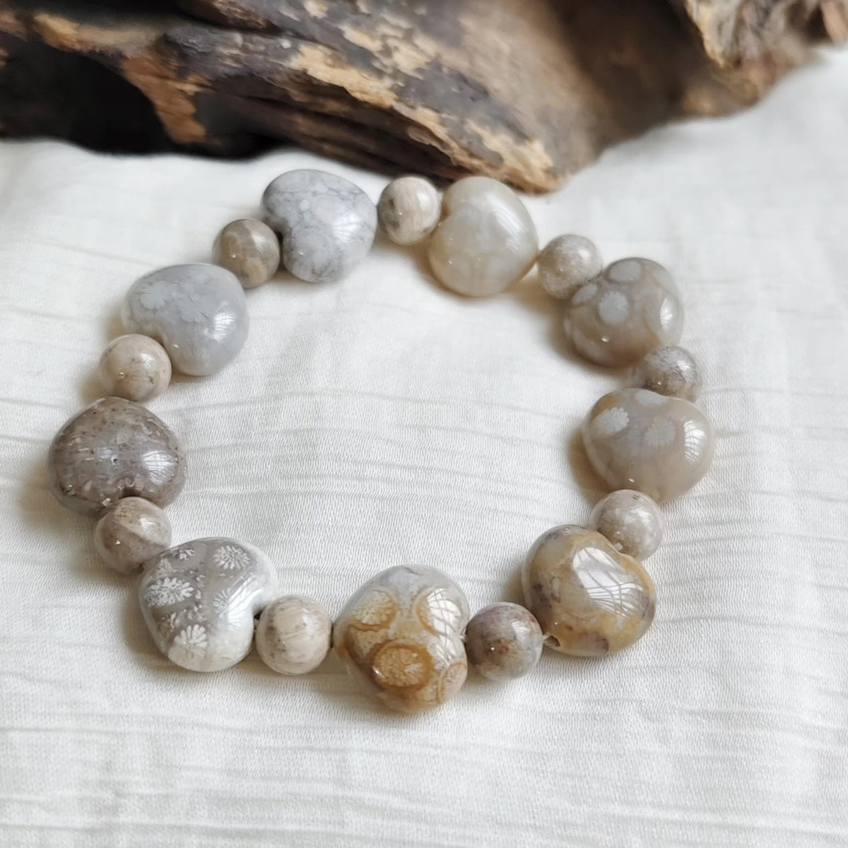 Bracelet en perles de jade corail cœur Gris et Miel