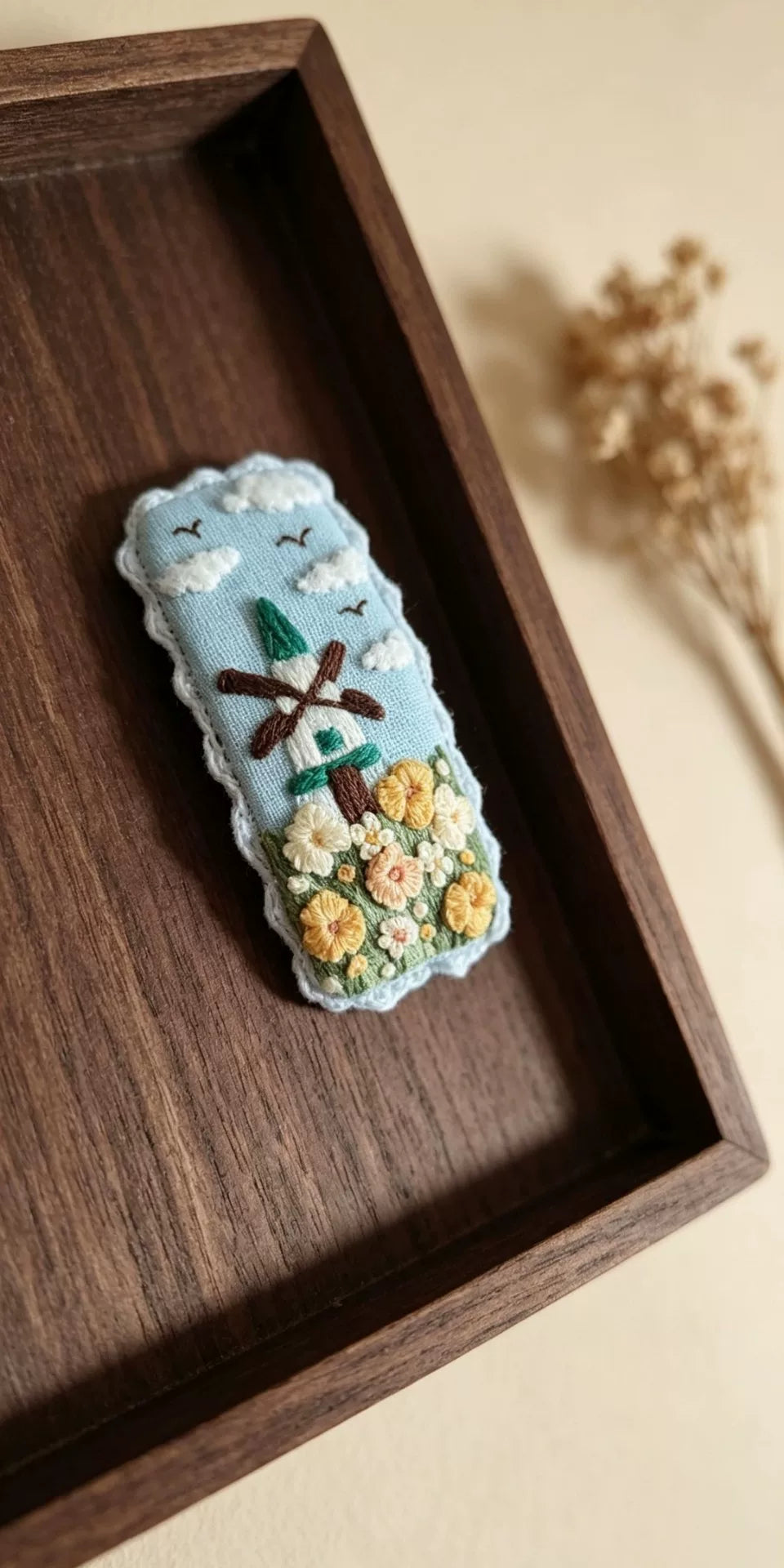ハンドメイド 布刺繍ヘアクリップ 風車の風景