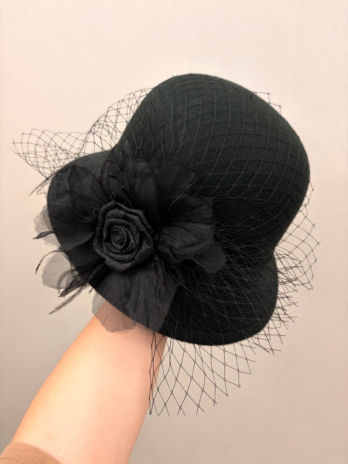 Zwarte mesh-bloemencloche-hoed