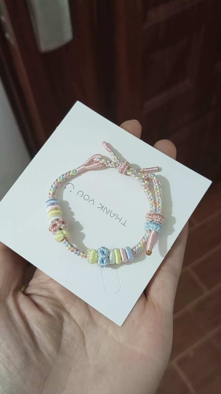 Braccialetto intrecciato arcobaleno con nodi a fiore