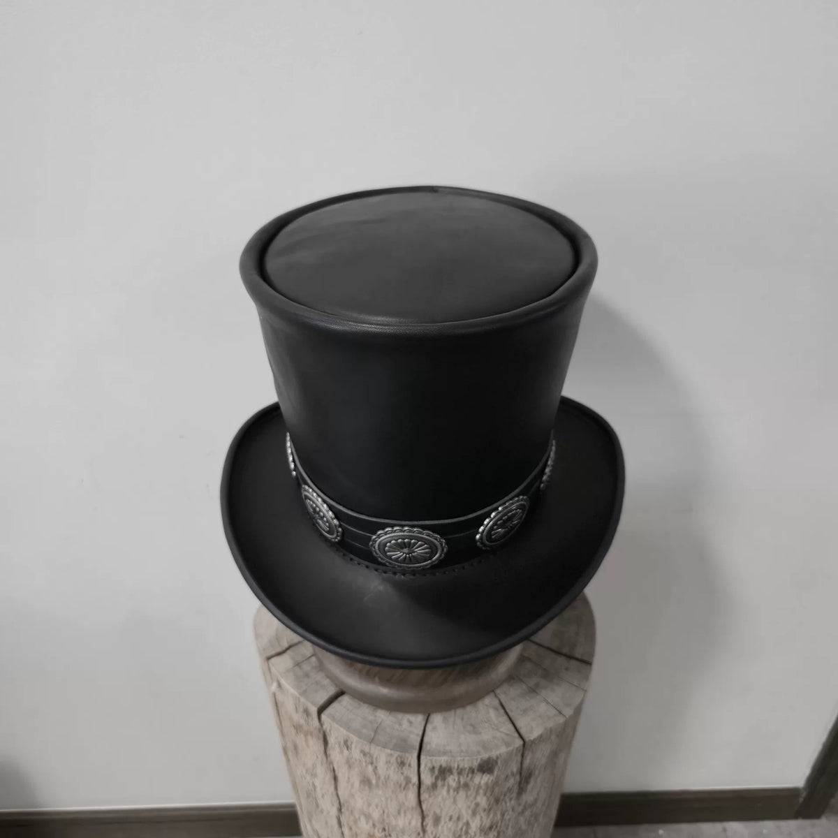 Schwarzer Lederzylinder mit silbernen Conchos