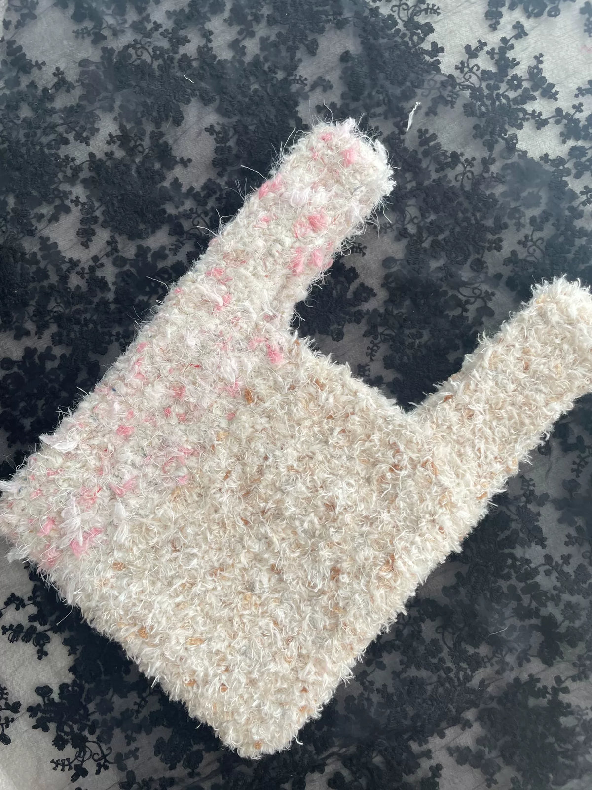 Sac à main crocheté à porter au poignet en patchwork blanc, rose et gris