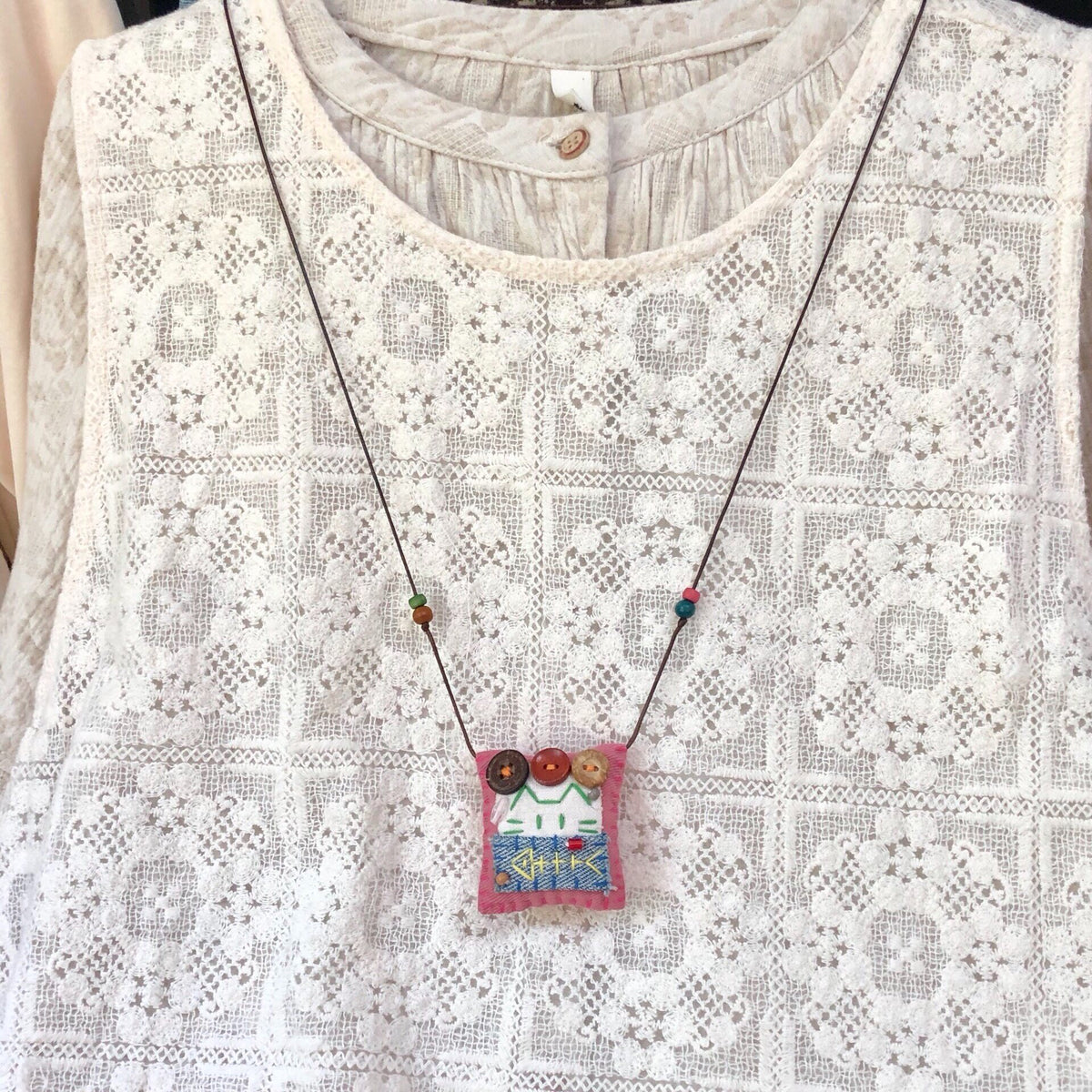 Collar con Colgante de Tela Cosido a Mano con Gato y Pez