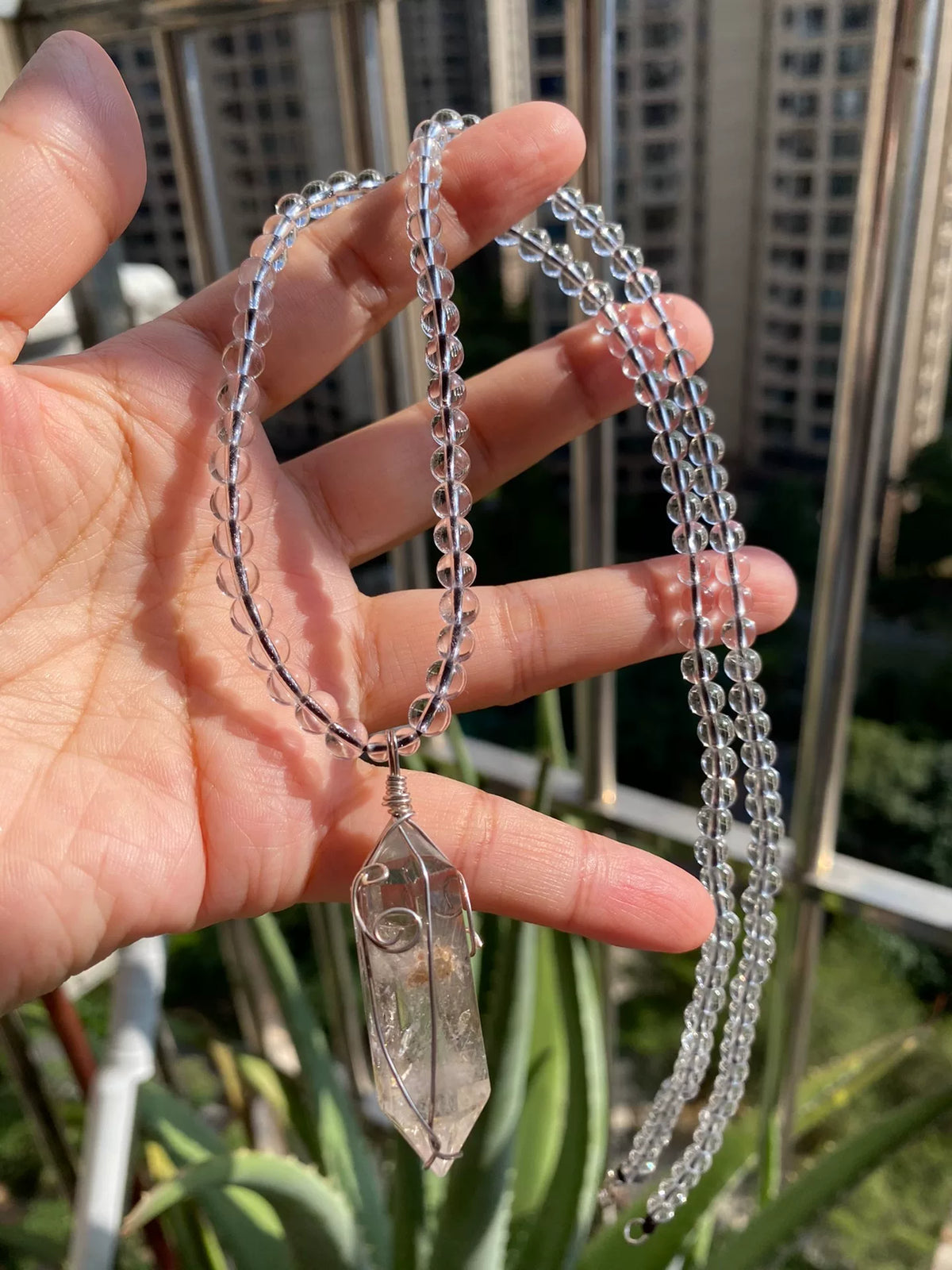 Collar de cristal blanco y plata 925 con alambre enrollado