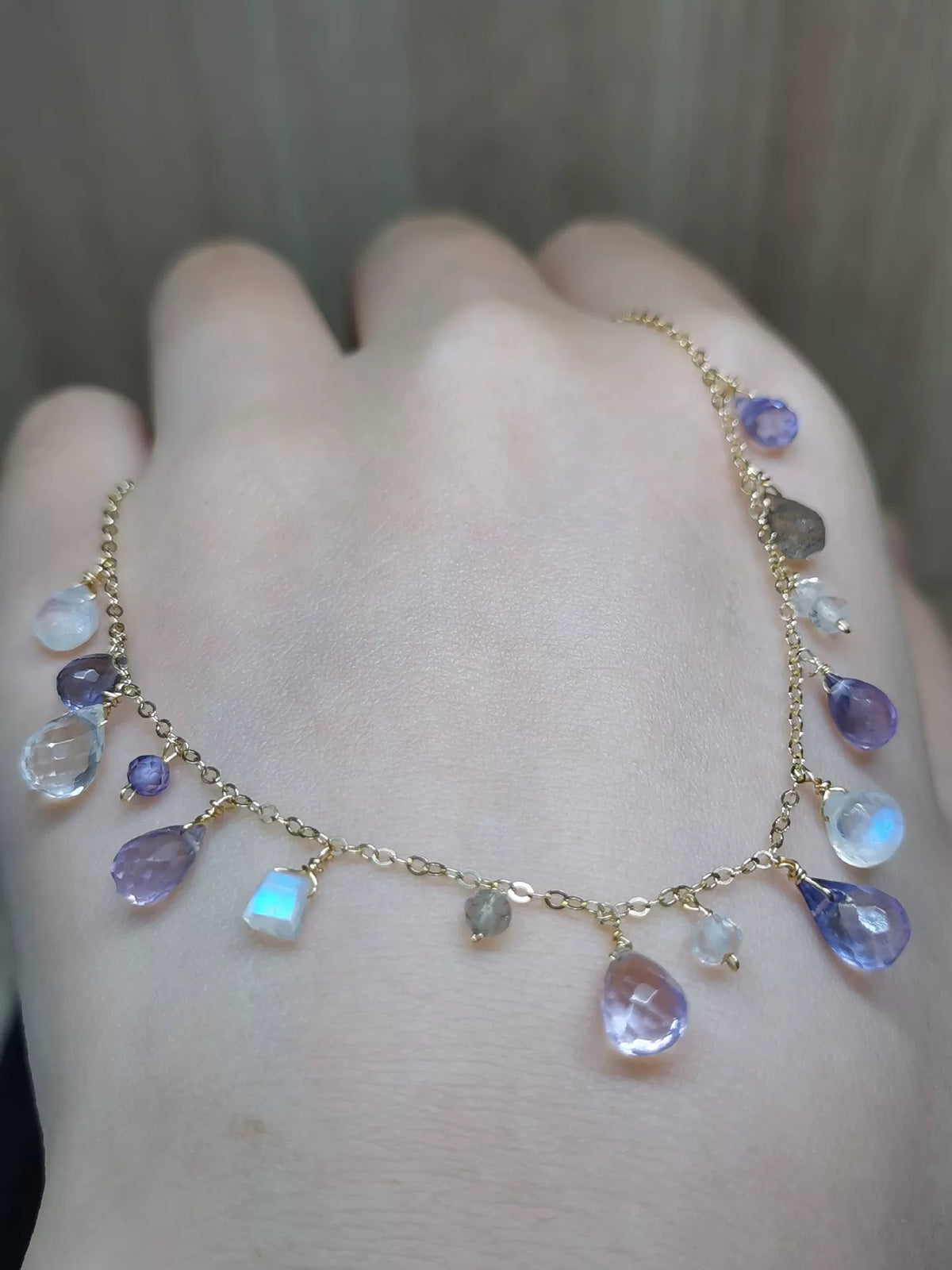 Justerbart armband i guldfyllt med ädelstenar