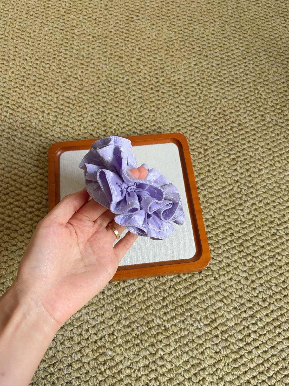 Scrunchie doppio lavanda con stella a sei punte ricamata