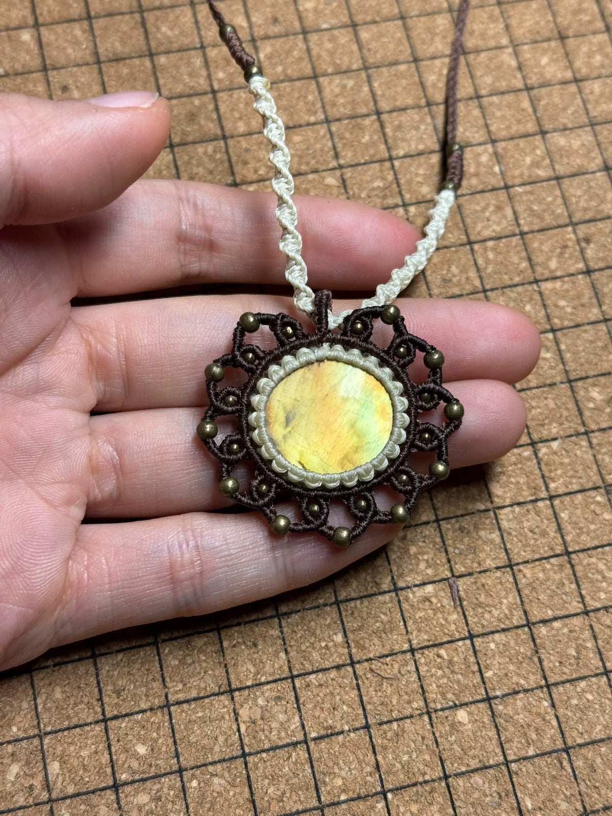 Collana Artigianale in Macramé con Labradorite e Sole