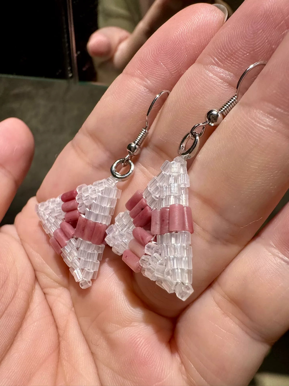Orecchini triangolari in rodonite e perline Miyuki