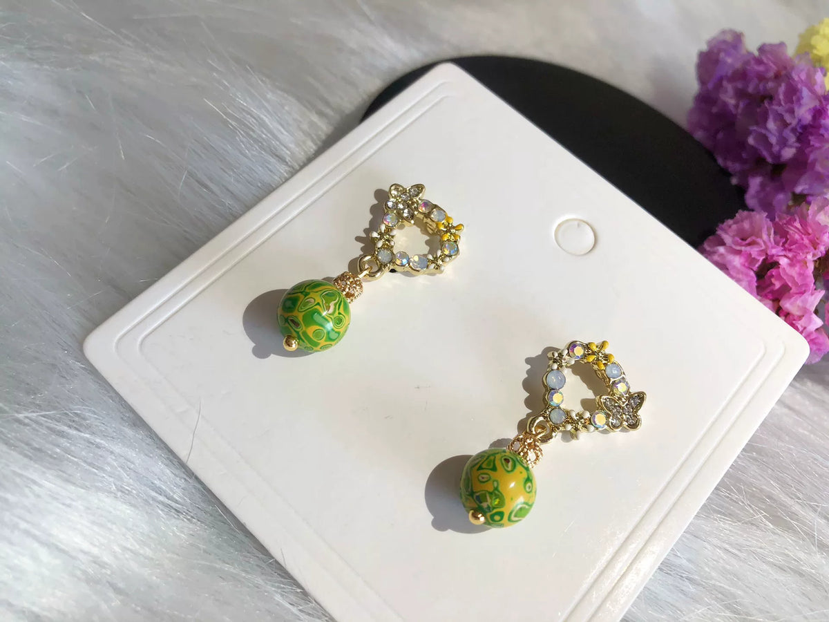 Boucles d'oreilles dorées avec perle laquée verte