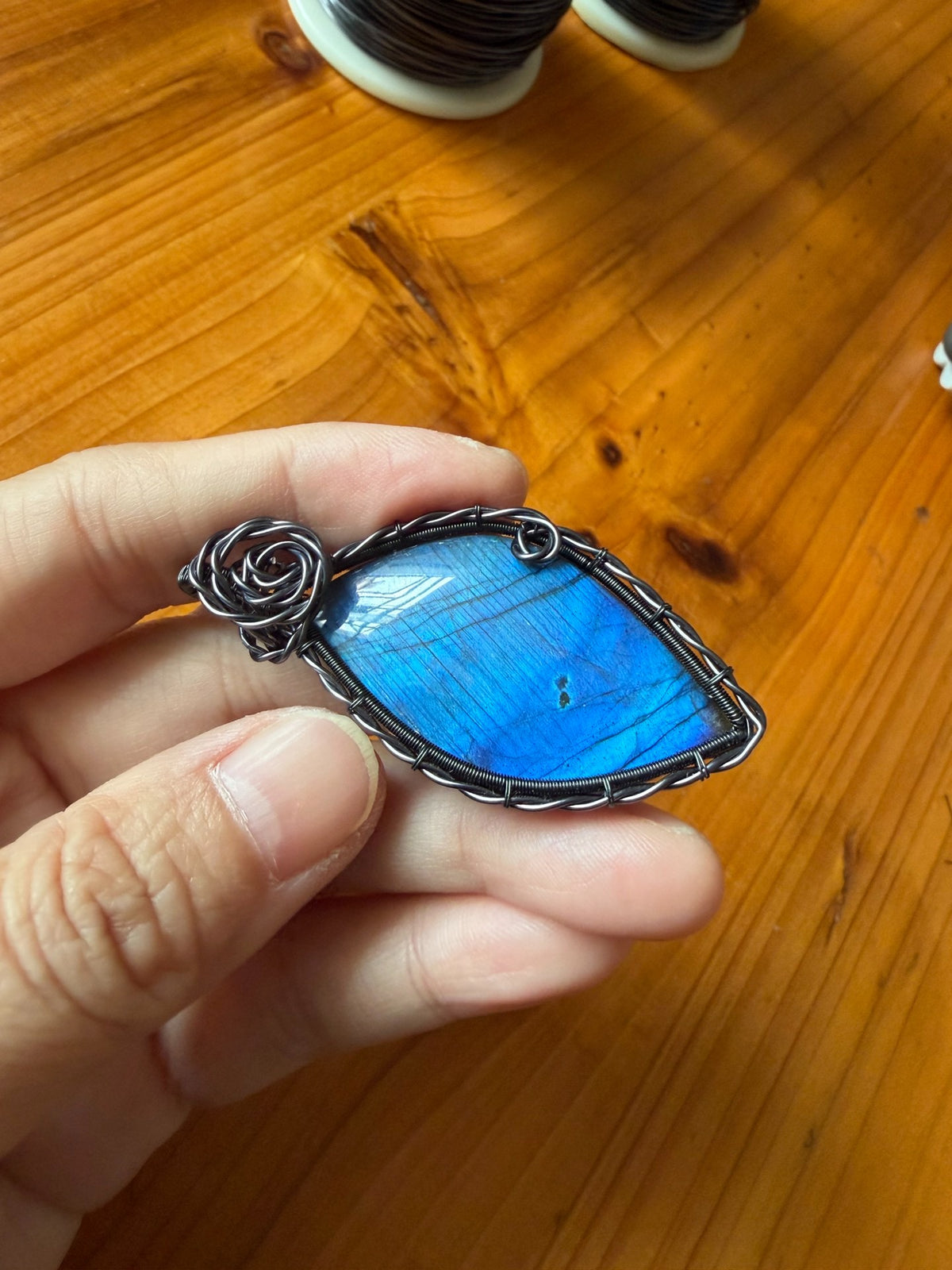 Labradorite Wire Wrapped Pendant Blauw