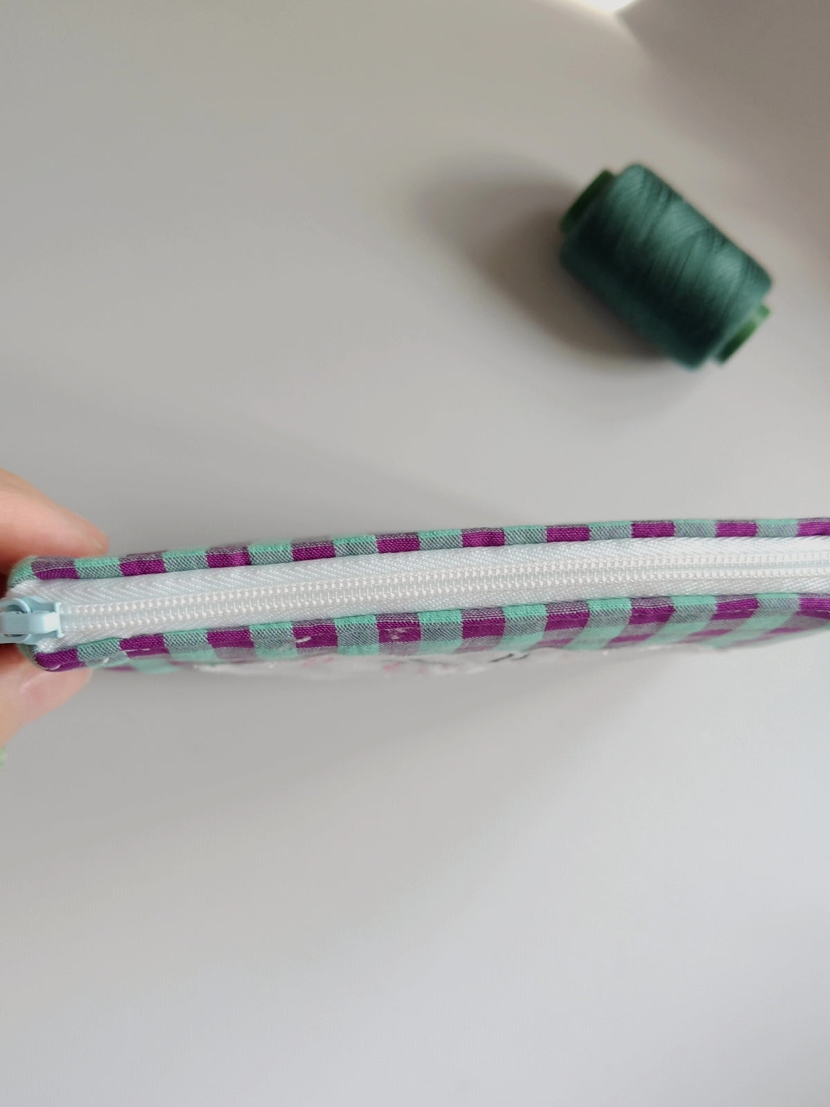 Porte-monnaie artisanal en tissu avec fraise brodée