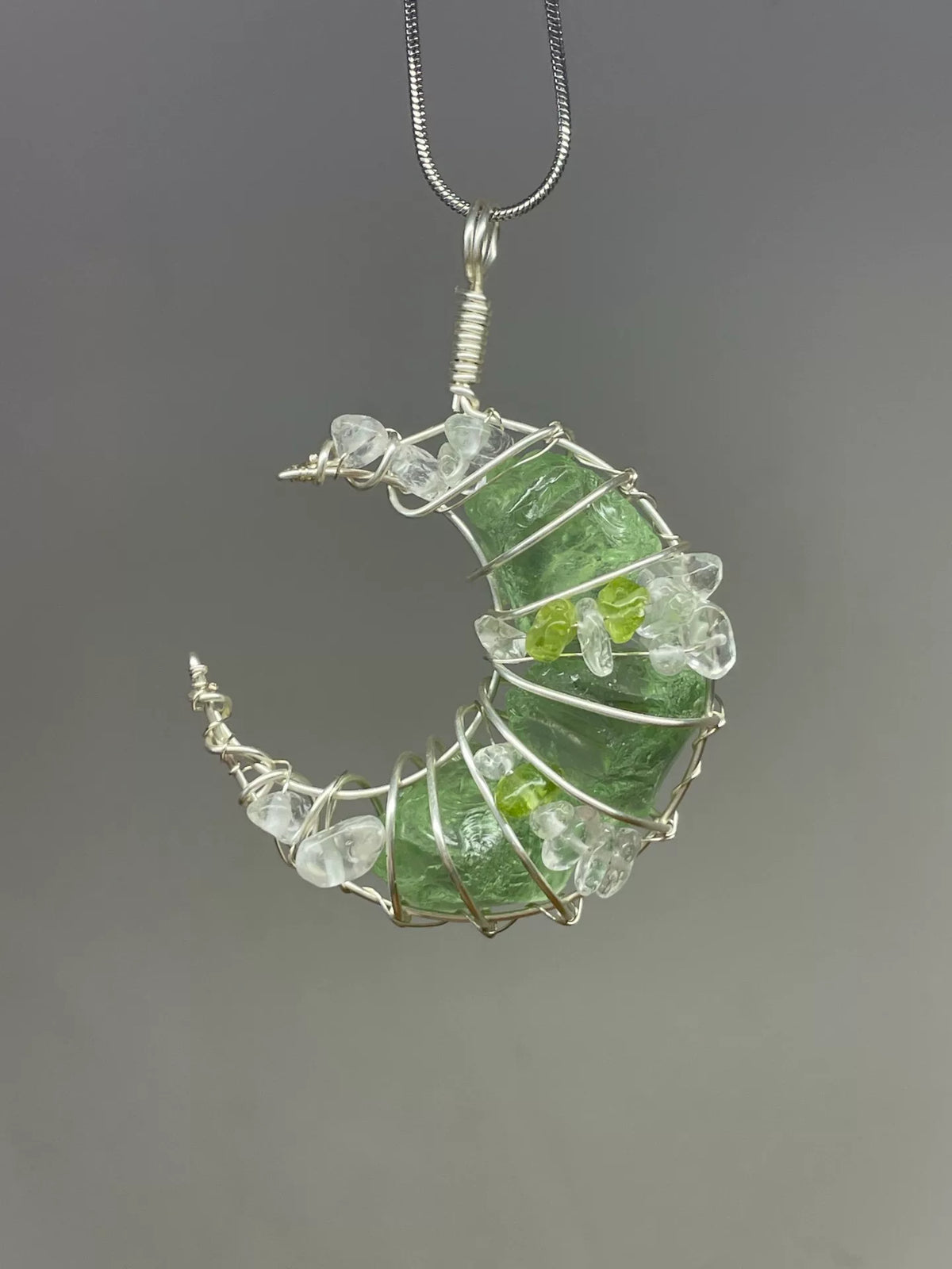 Collier artisanal lune de croissant et cristal
