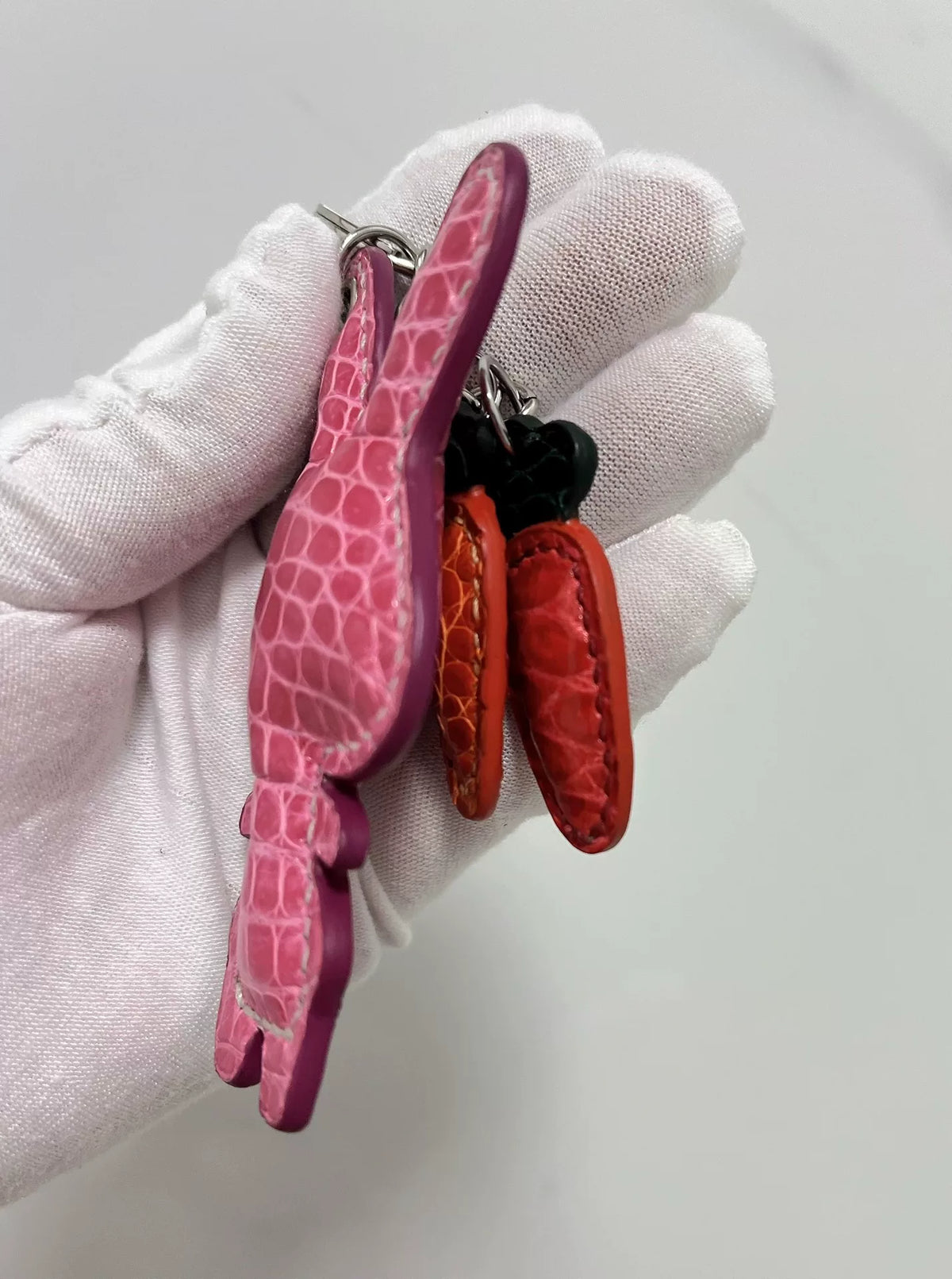 Handgakte roze krokodillenleer konijn tashanger