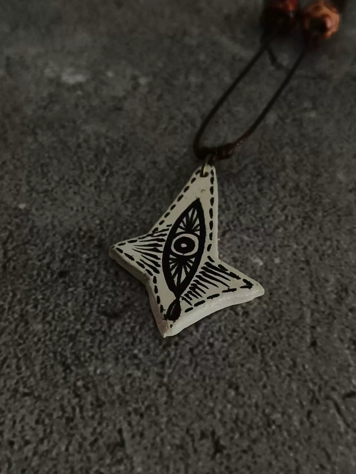 Colar com Pendente de Estrela e Olho em Cerâmica
