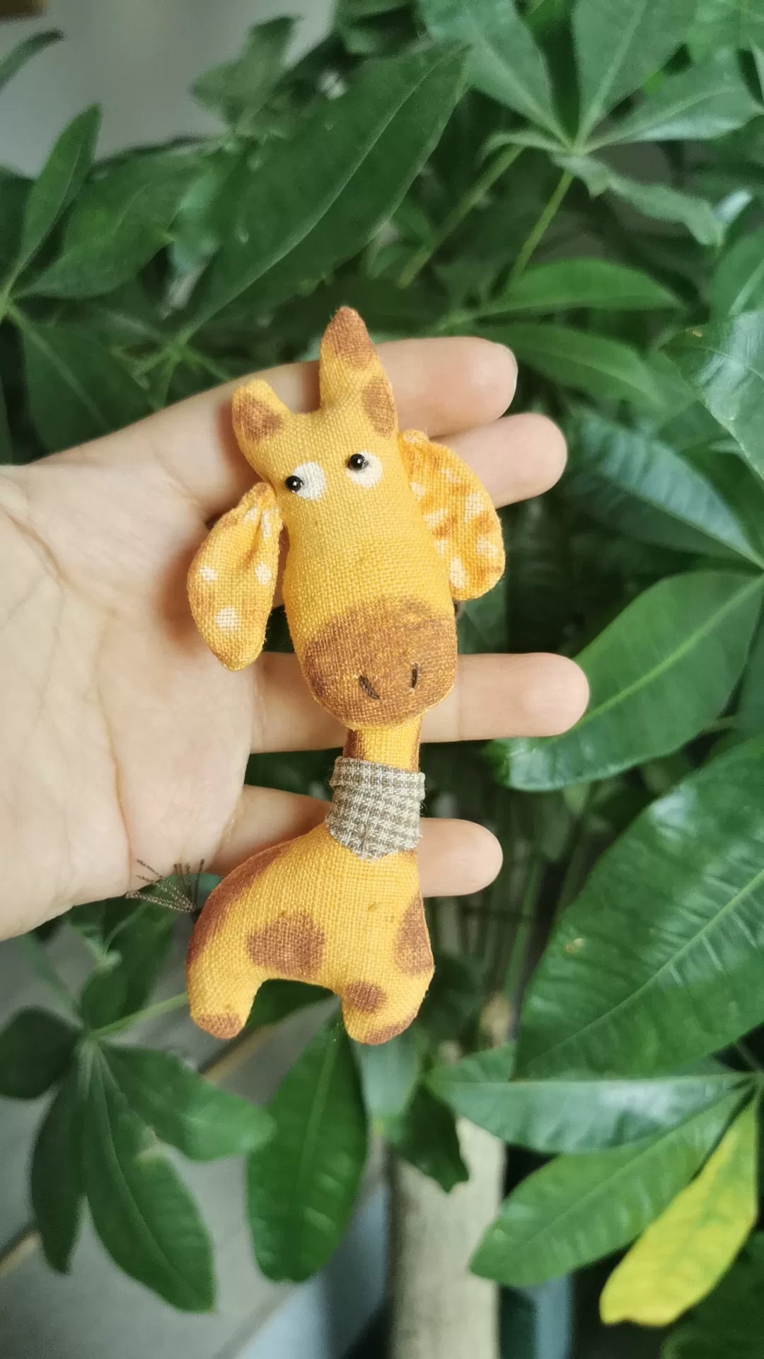 ハンドメイド 植物染 キリンのペンダント