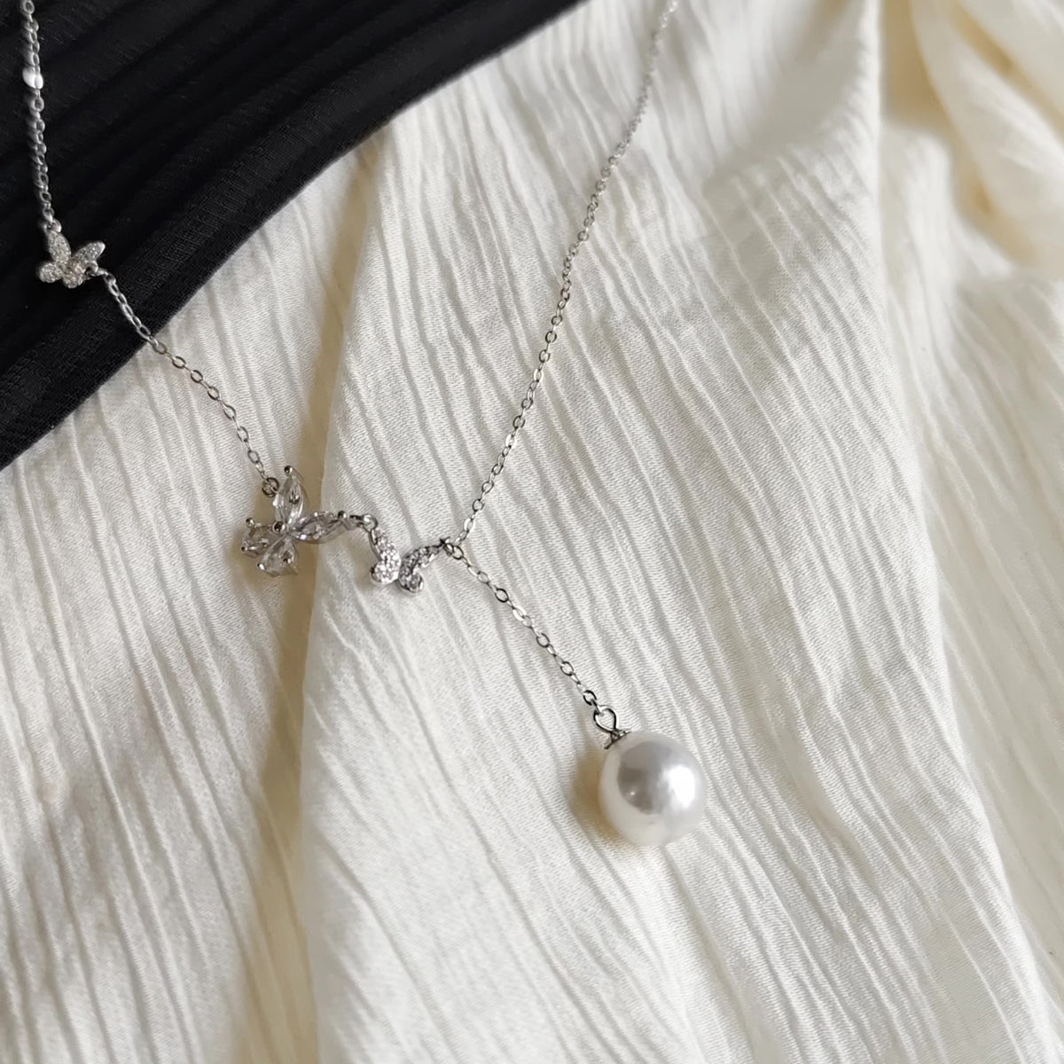 Collana con farfalla in argento e perla da 10,5 mm